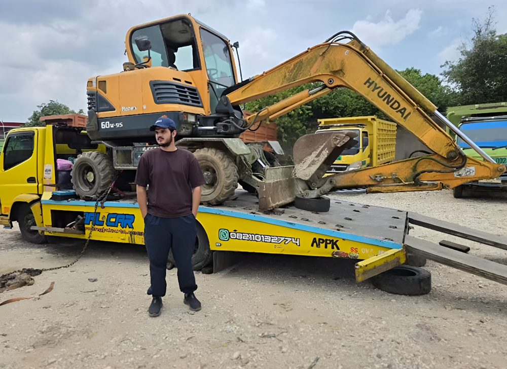 Hyundai Excavator Loading